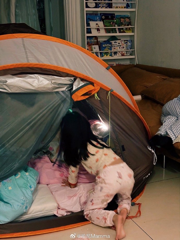 Dark_Boy_Dj's tweet photo. Simple joy with my little buddy! We built a blanket fort and chattered away about their favorite cartoon – today’s best memory is free! ， https://t.co/QI0HKnZmbV