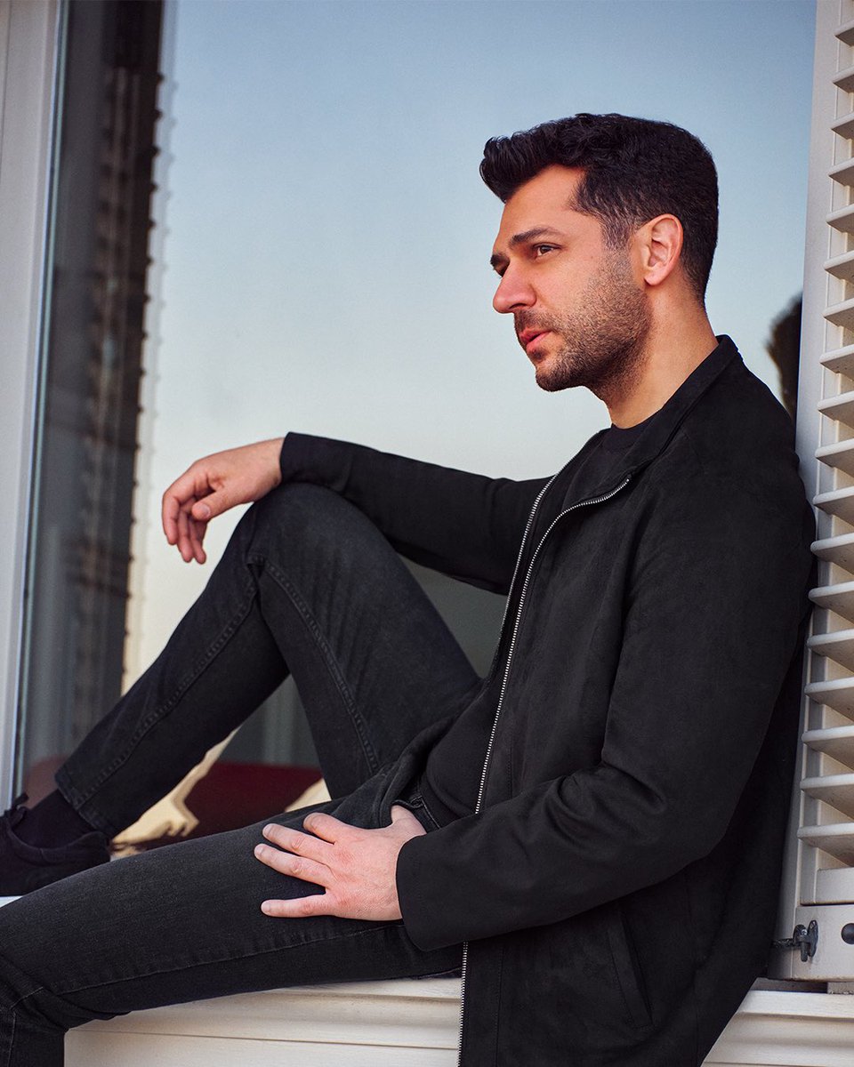 marian_sevilla's tweet photo. Aunque no lo parezca #MuratYıldırım tiene 47 años, y como el buen vino mejora con los años, lo tremendísimo que está en los anuncios y fotos de #Suvari
#GüllerveGünahlar https://t.co/pqMyZPJRdX