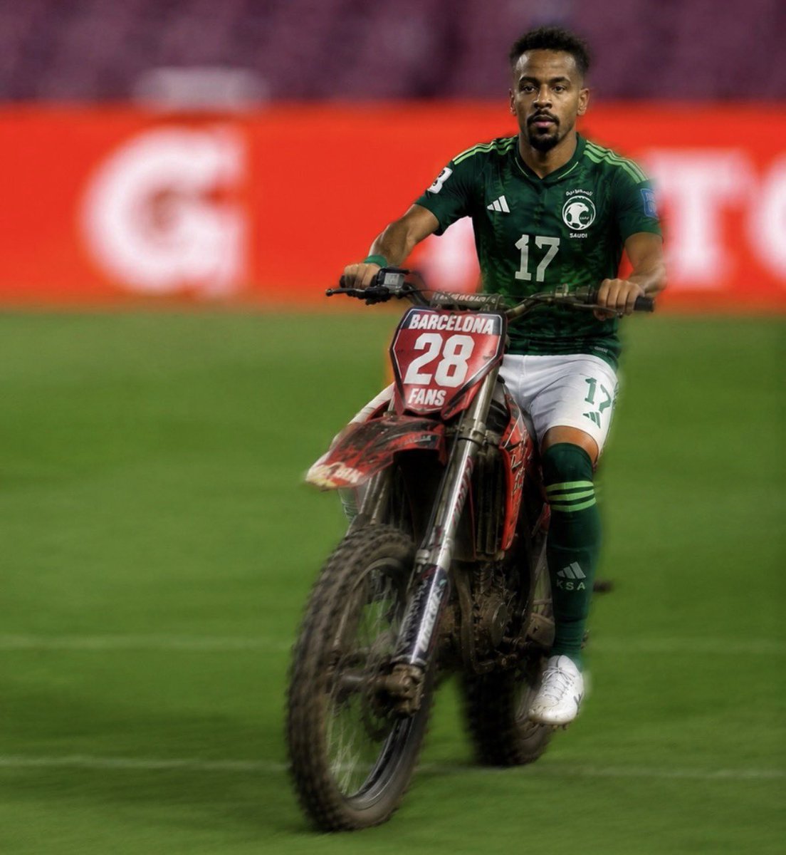 only14T's tweet photo. عاجل 🚨

الفيفا سمحت لـ عبدالله الخيبري بأستعمال الدراجة النارية أثناء مرتدات المنتخب الاوروغوياني https://t.co/fJcCrFJbmT