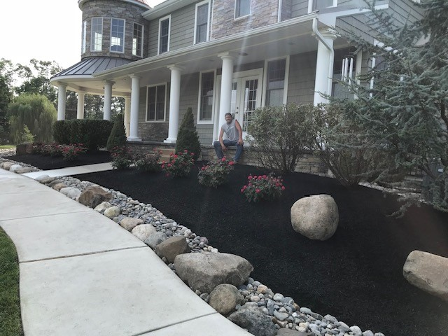 BenCastoneLand's tweet photo. Fresh mulch, clean beds, and healthy plants make all the difference. Your landscape deserves attention to every detail 🌿🌺🥰 https://t.co/bfGyNneMml