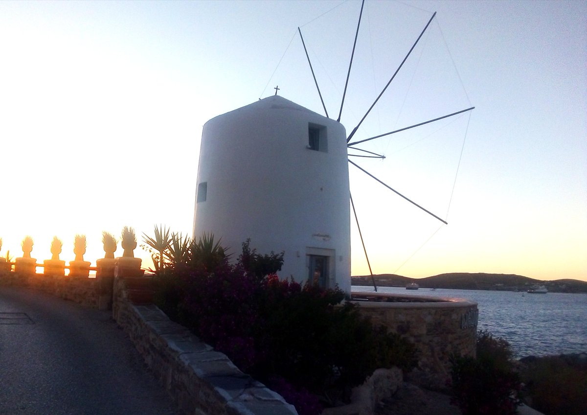kyragel's tweet photo. Ο μύλος της Πάρου πίσω από την Δύση https://t.co/WwNTTTSxc1