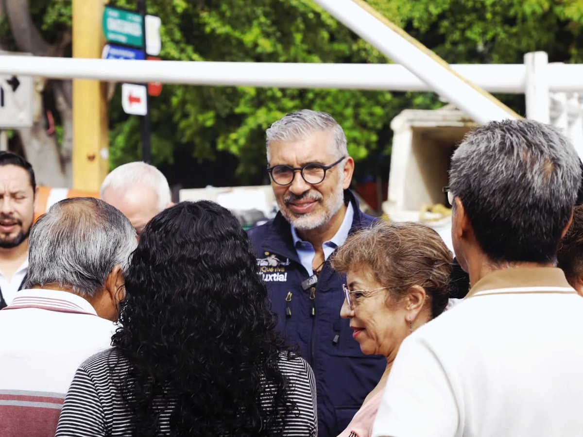 TorresAngelC's tweet photo. ¡Seguimos Chuleando Tuxtla! Las brigadas municipales continúan recorriendo la 15ª Oriente, desde Convivencia Infantil hasta la 9ª Sur, realizando trabajos de limpieza, bacheo, pintado de guarniciones, reparación de fugas y poda de árboles. Juntas y juntos contribuimos a tener espacios más ordenados y agradables para nuestras familias.