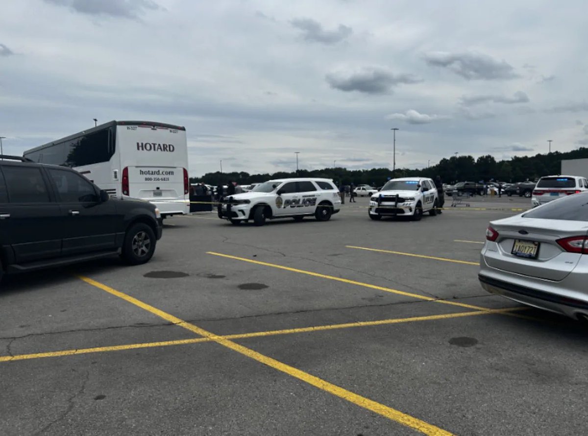 RandomHeroWX's tweet photo. 🚨Four people have been stabbed on a bus in a Walmart parking lot in Bessemer, AL. 
The bus was a tour bus of 40 security guards traveling through the area heading back to Louisiana. 
All four victims were taken to UAB Hospital. One in critical condition. 
One person in custody. https://t.co/qB8pAnNKz1