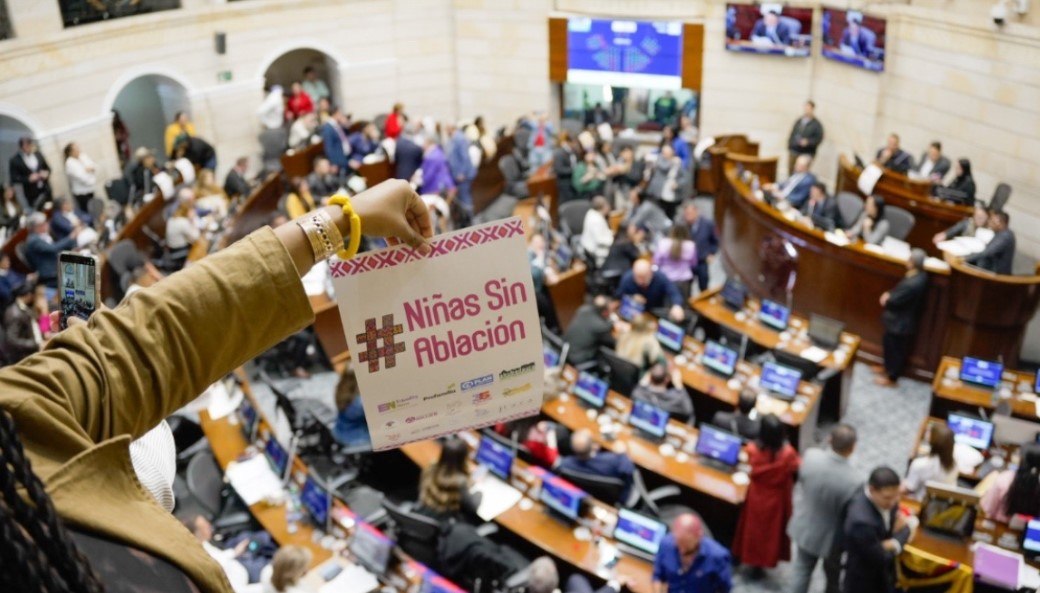 teleSURtv's tweet photo. 🚨 Colombia prohíbe la mutilación genital femenina. El Senado aprobó el proyecto de ley que marca un hito en la protección de derechos de niñas y mujeres indígenas. Colombia es el primer país de América Latina en legislar contra la MGF.

#Colombia #MGF #DerechosHumanos #MujeresIndígenas #teleSUR