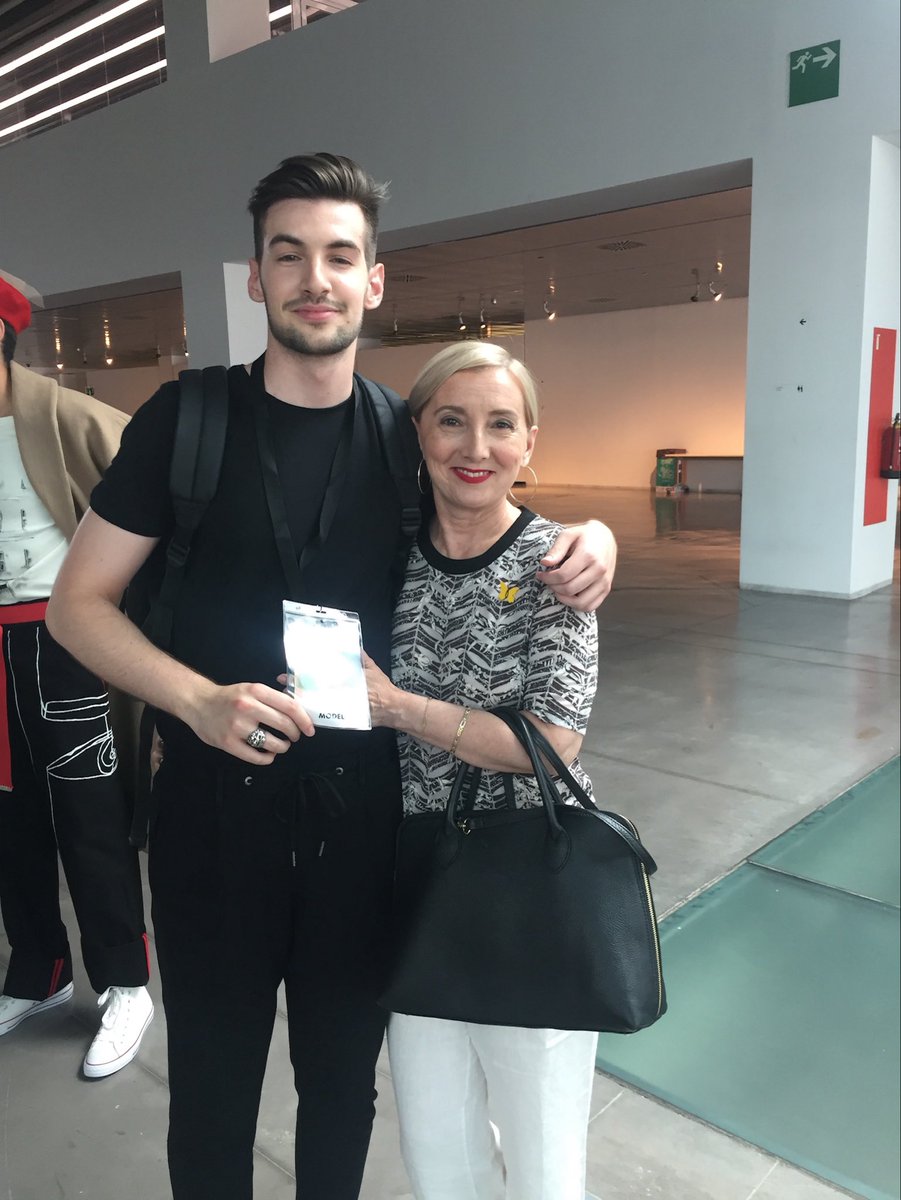 rosanesfiguerol's tweet photo. Són moltes les coses que he descobert de mi des que el meu fill no va tornar a casa i el meu cervell va emmalaltir. El tractament psiquiàtric i psicològic als que em vaig haver de sotmetre em van obligar a observar-me, a racionalitzar les emocions, a trobar perquès sobre qui soc i a com aconseguir resistir-me a descansar per sempre d’una vida que pesa amb un pes insoportable. 
Una de les coses que vaig poder veure quan vaig mirar-me endins és que mai he pogut demanar res que jo desitgés o que em calgués però que sempre he sentit la necessitat de fer-ho per als altres. I sento que això que ara us demanaré ho faig per a mi i em costa, em fa vergonya, però ho faré igualment. 
A la pàgina web de projectes solidaris, El gra de mostassa, hi ha una beca que du el nom del meu fill: la beca Josep Boan. Amb aquesta beca que du el nom del nostre nen, en Tenas pot anar a escola i somiar amb un futur diferent al que tenia fins ara. Però hi ha més nois i noies com ell que necessiten la nostra col·laboració. 
Entreu-hi i ajudeu a d’altres a perseguir i aconseguir el que ara només és un somni inabastable: una nova vida. 
Moltíssimes gràcies 🫂
“ Si donem el necessari als que no tenen, no fem més que donar-los el que és seu”

https://t.co/ytqYOUx9ju

#JosepBoan #Reforma142CP #StopViolenciaViaria #JustíciaBoan #nofueunaccidente #LleiBoan