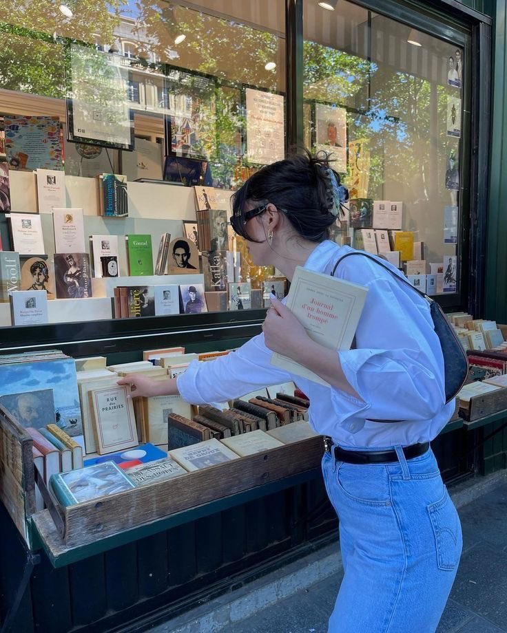 IanCallaway352's tweet photo. She always went out with a book under her arm, and often came home with two. #Books #bookshops #reading. RT @elsadariaa. https://t.co/JSMy3EOJEr