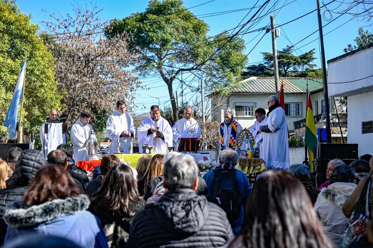 Nardini_Leo's tweet photo. Este mediodía, junto a la comunidad de Ing. #AdolfoSourdeaux, descubrimos el nomenclador que cambia el nombre de la calle Rosario por la del Padre Francisco Gustavo Rey 🙌🚏.

Frente a la Iglesia Nuestra Señora de la Medalla Milagrosa, la que fue su hogar durante décadas, vivimos un acto muy emotivo para homenajear la vida y obra de un hombre que brindó su corazón y su vida a sus vecinos, y que será recordado con mucho amor por todos nosotros.