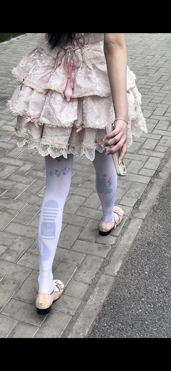 Jln4o5obaM10171's tweet photo. 自更新以来最劲爆的活了，前所未有    超短的芭蕾风Lolita，这次的♠️尺寸非常夸张，白丝也是薄款，完美的把所有纹身全都展示出来，后背绑带上偷偷挂着的超大精套，走在路上真的是公开羞辱  可爱性感的lo裙白丝和下贱的精套♠️，这期反差感懂得都懂 https://t.co/8XzfkWLxYz