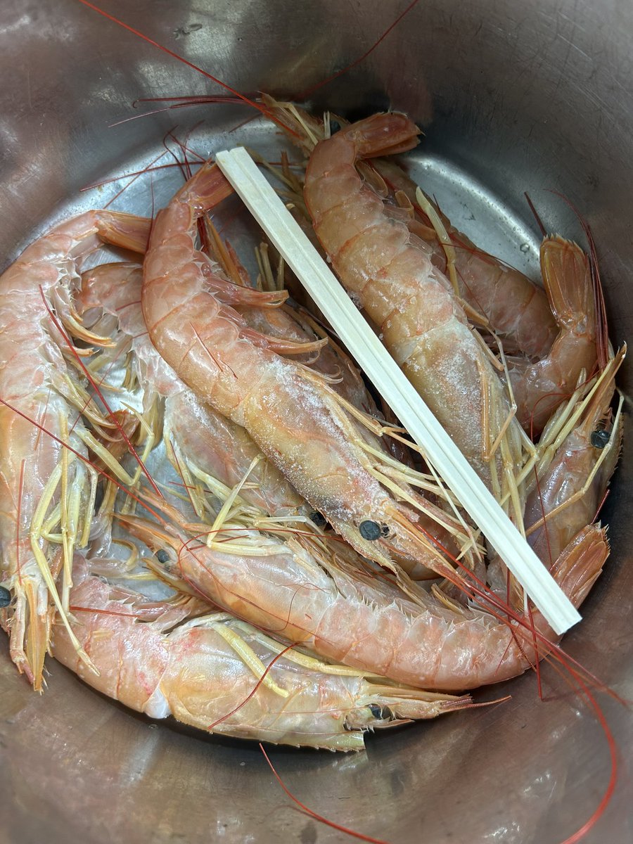 hukumentomo2009's tweet photo. 今週の火曜の出汁

赤海老30k‼️その他色々な食材
塩味、ストレート
醤油味、バランス
お好みの味を、お選びご賞味下さい♪

赤海老生身きざみ
一杯500円😋

お客様のご来店
7時半よりお待ちしてます🤗 https://t.co/uO49iwpbJX