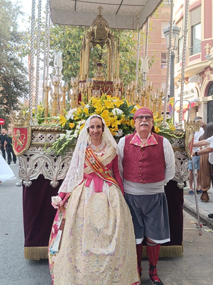 fallarosari's tweet photo. Tradició, sentiment i barri. El #Cabanyal ha celebrat la processó del #Corpus organitzada per la parròquia de Crist Redemptor, a la qual ha assistit la nostra Fallera Major, Lourdes Orero, acompanyada per Julio Orero ✨. https://t.co/opDx0FOsNJ