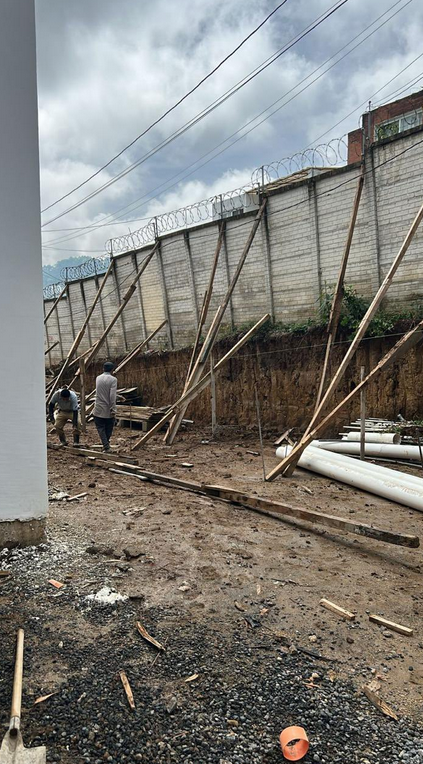 RomaNatasha1989's tweet photo. Diputado Jairo Flores usted puede explicar de donde saco dinero para construir un centro comercial en zona 16? 

Los vecinos de Hacienda Real están muy molestos por incumplimiento a problemas relacionados con seguridad e infraestructura. 

Se pide a la autoridades que revisen las licencias y expedientes COM 28-2001, COM 42-2001 y COM 52-2001.

Por cierto, sabemos que el dinero de su proyecto Paseo Don Joaquín  es ilegal... @jajofd @MPguatemala  Besitos😘