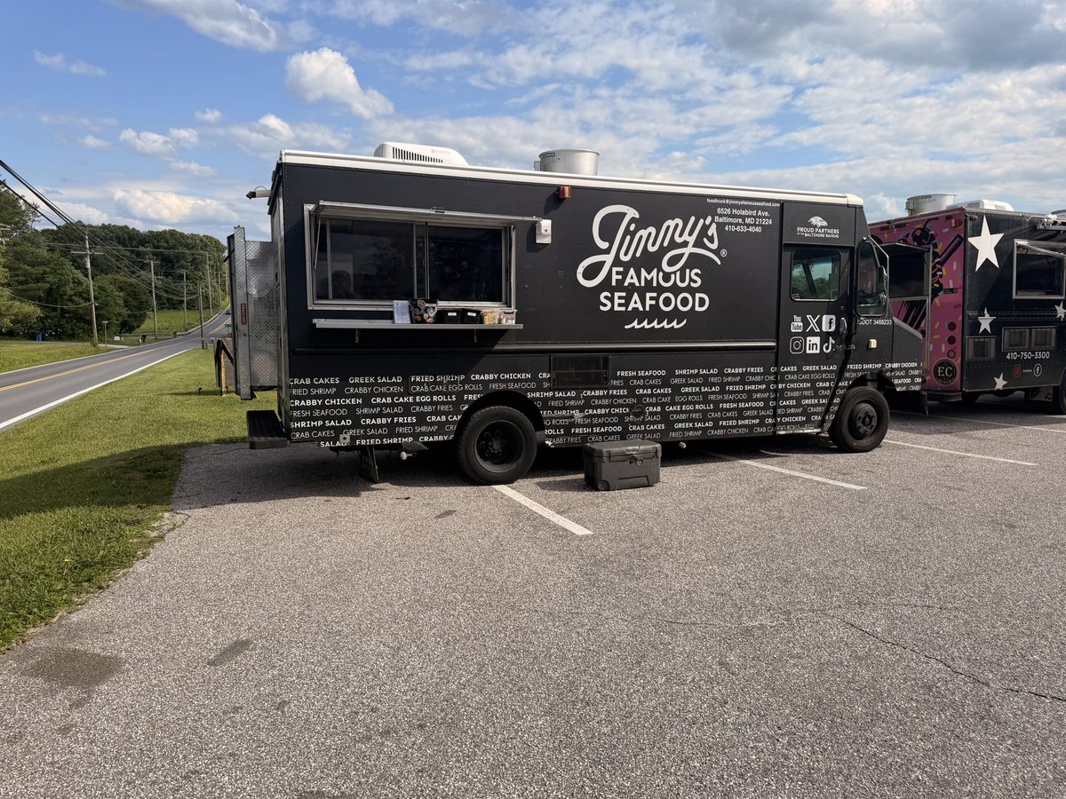 MDSasquatch's tweet photo. @JimmysSeafood 🦀🦀 is in Finksburg again. 🎉🎉🎉🎉 #getfamous https://t.co/zRp3wt8Udp