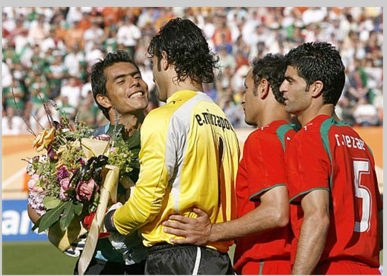 EdGarces2's tweet photo. @IraninMexico 
۲۰ سال پیش ابراهیم میرزاپور با اهدای یک دسته گل، یاد پدر دروازه‌بان مکزیکی‌مان را گرامی داشت. این جزئیات هرگز فراموش نمی‌شوند، چون در قلب‌مان جاودانه می‌مانند.  امروز با محبت آن لحظه زیبا را به یاد می‌آوریم و از مکزیک برای تیم ایران آرزوی موفقیت می‌کنیم! https://t.co/uKeOkrKV2r