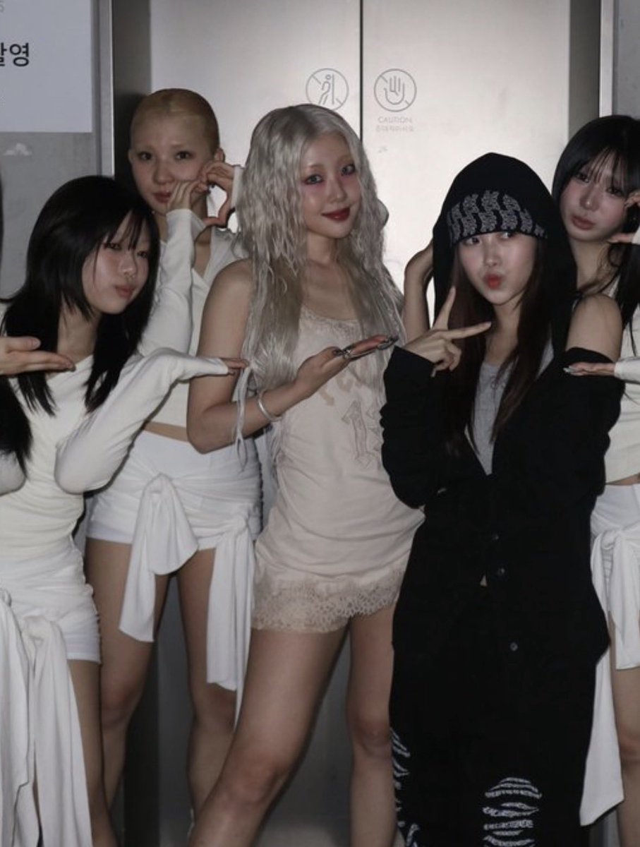 engdus's tweet photo. yves if you can hear me you NEED to dye your hair silver i’m not kidding https://t.co/ByTshIE987
