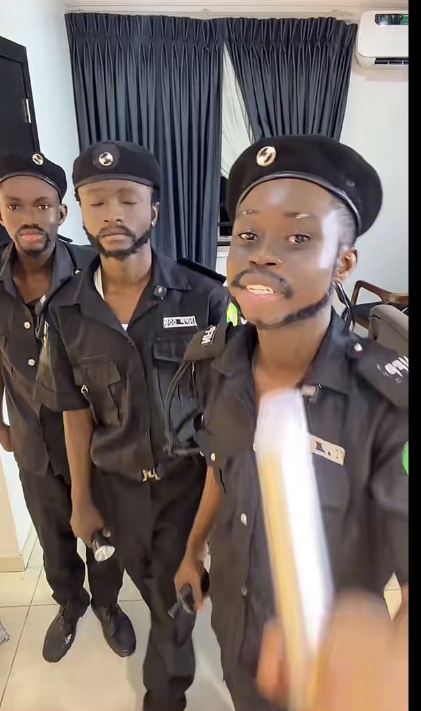 yL_IN_LAGOS's tweet photo. When peller turn police man abeg 😂😭 https://t.co/j4aP2skrOW