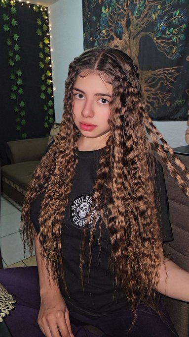 🌹 𝐌𝐎𝐋𝐋𝐘 𝐌𝐎𝐌𝐒𝐄𝐍 🌹 - Hola. 😊🖤 https://t.co/IeyJ5fUt3R