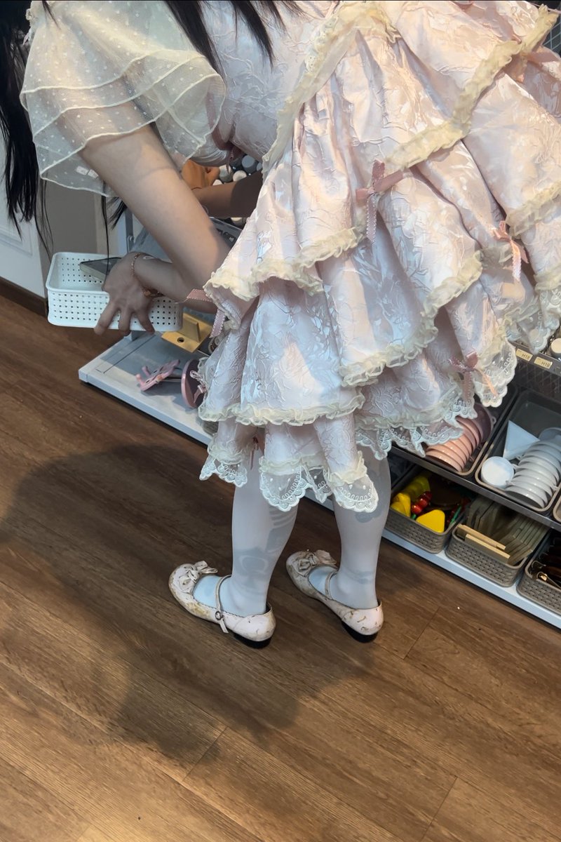 Jln4o5obaM10171's tweet photo. 到拼豆店，老板特热情的招待，一开始正面朝他都很正常，直到她开始选豆，给店里所有人展示自己。然后老板看见她的下面，偷瞄她，感觉可能是硬了，就突然间走开了，周末店里拼豆的人基本坐满，玩这个的都是年轻人，都开始抬头看她，这种别人在议论的感觉啧啧还有情侣开始说悄悄话，也不知道在说啥，骚啊 https://t.co/cVjsuq6J4i