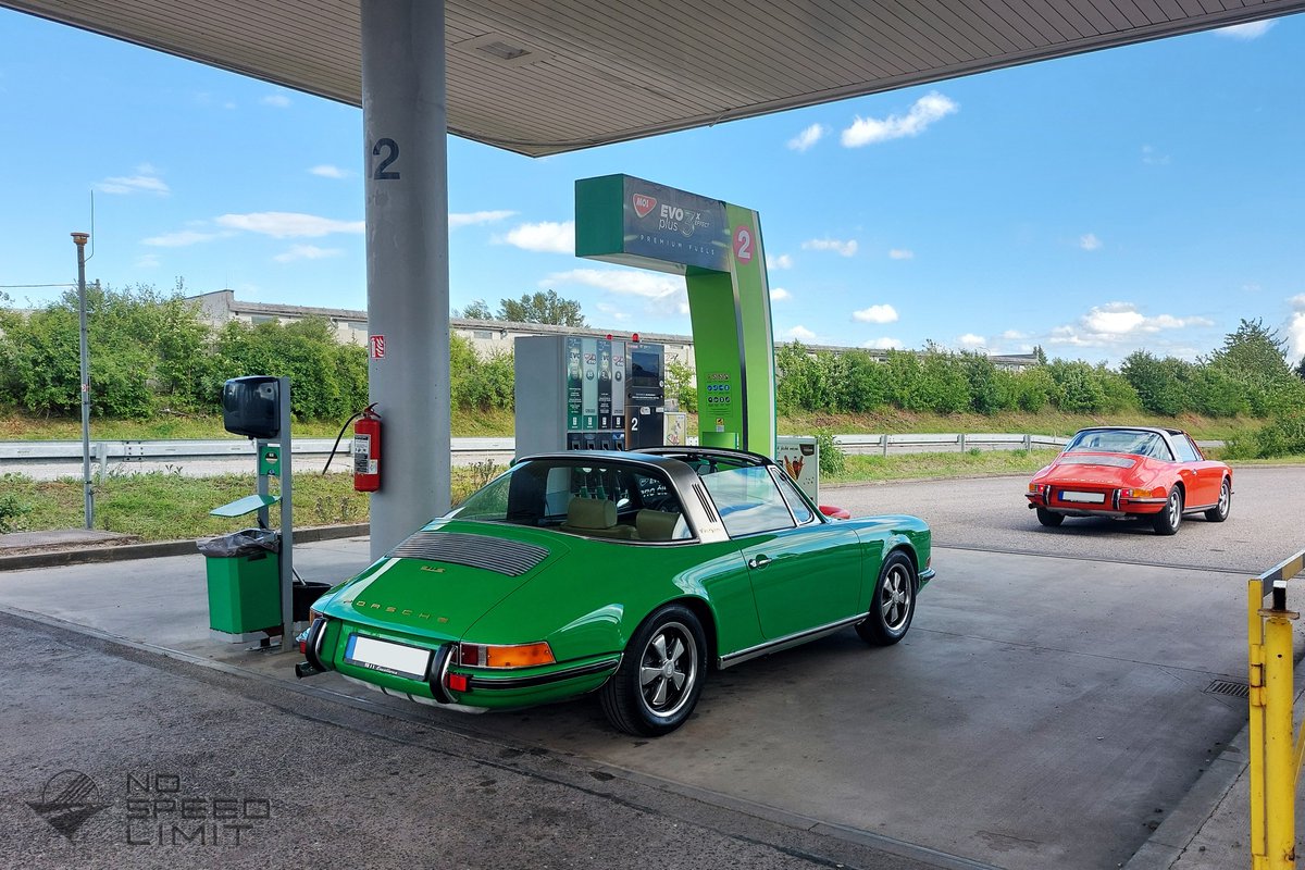 NoSpeedLimit_it's tweet photo. Have a nice start of the week!
#Devana &amp; #porschefriends 1970 #porsche911targa 2.2 S #porsche911targaclassic #fuchswheels #thereisnosubstitute #condagreen 🐍 https://t.co/ekHoWhssxe