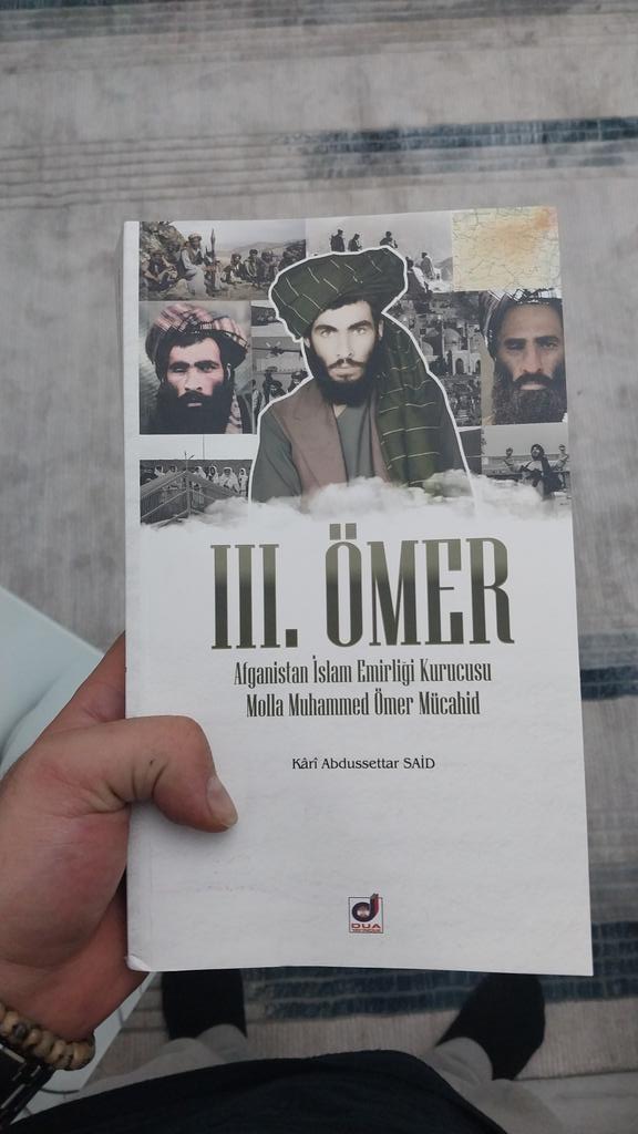 dayfayyas's tweet photo. Şöyle bir hediye aldik bu gece. Yarin işte uyuruz yine de bu gece okuruz bunu https://t.co/kL35gTBdXM