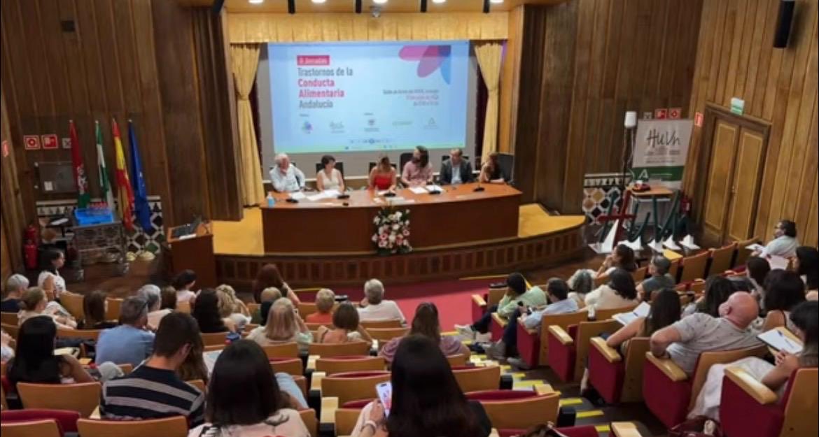 SaludMentalHUVR's tweet photo. La Dra.Mayoral encargada de presentar nuestro modelo asistencial tb participó en mesa de debate sobre los desafíos presentes y futuros en la atención a los TCA.Nuestra más sincera enhorabuena a los organizadores por el alto nivel científico y humano de estas jornadas #SaludMental https://t.co/ttlrtYkSSE
