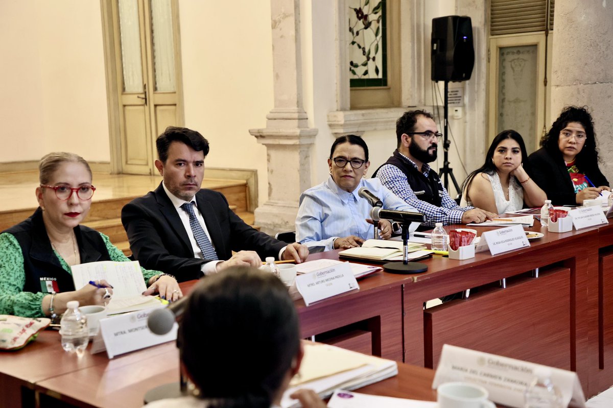 rosaicela_'s tweet photo. #Hoy nos reunimos con madres y padres buscadores de la colectiva Ehécatl para escucharlos y atender sus demandas. En el @GobiernoMX tenemos el compromiso de seguir trabajando, con responsabilidad y respeto, en el tema de personas desparecidas para llegar a la verdad y la justicia. 🇲🇽 @Claudiashein @arturomedinap @elfroyenciso @CEAVmex @tobyanneLR @Yuriddhh @monderh73