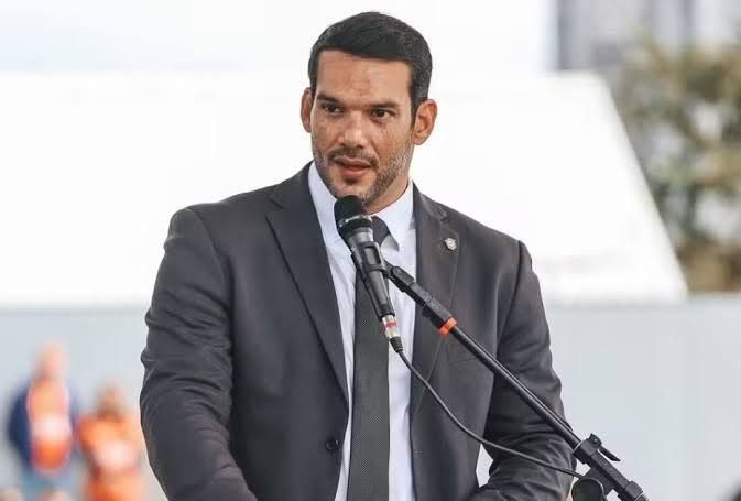 fachopxt's tweet photo. > Saia de dirigente da federação de RORAIMA pra presidente da CBF 

> Usou da verba pra bancar mulheres (sendo casado a 20 anos)

> Arrume uma mulher no mesmo dia que chega em uma cidade em outro país, não importa onde 

> Mande fotos suado , sem camisa pras jogadoras da seleção e diga que vai mandar mais se elas ganharem os jogos

> Enquanto faz isso,: Profissionaliza a Arbitragem brasileira,

> Reformula todas as divisões 

>Não é corrupto e o único erro foi amar demais as mulheres 

SIMPLESMENTE Samir Chad.