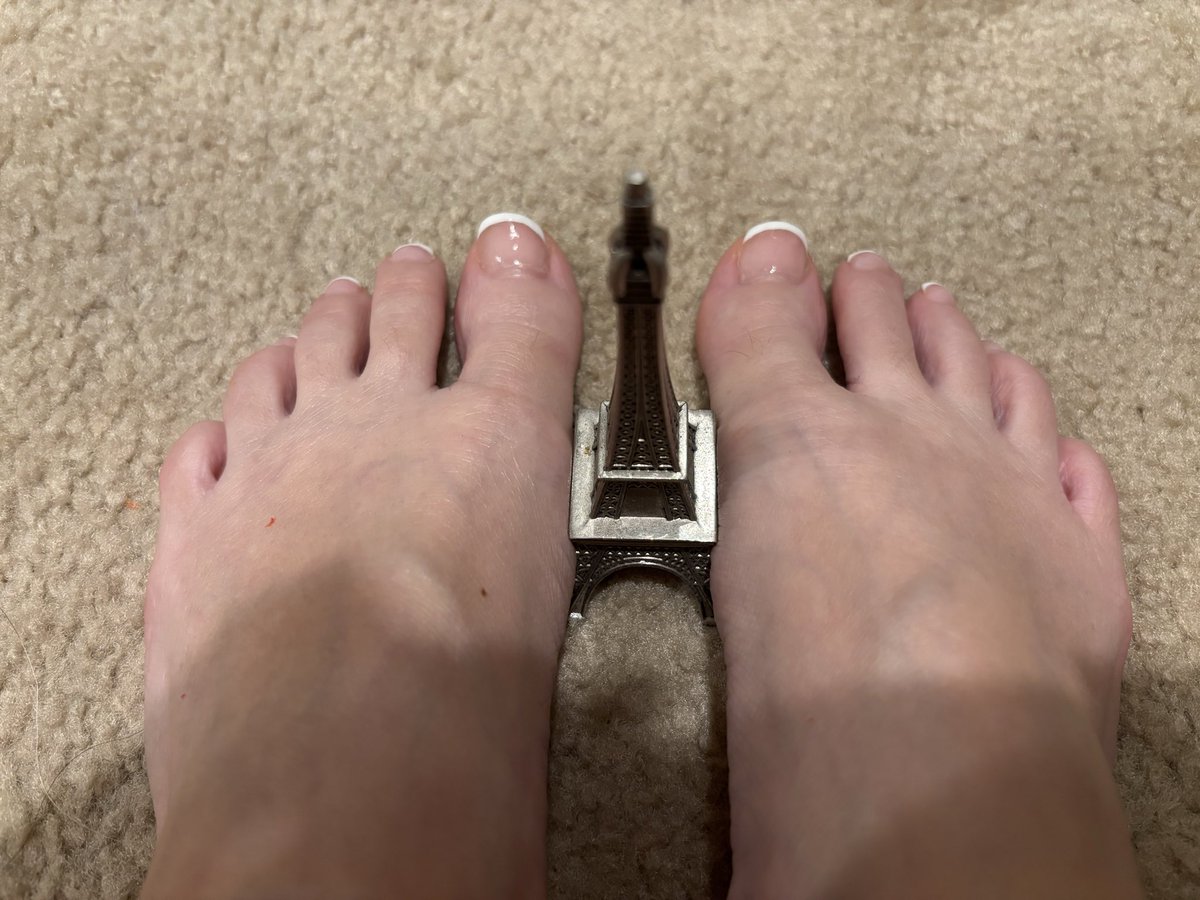 FeetFantasyLay's tweet photo. DM me for reasonably priced personalized feet pics or short videos.  I accept Cash App and Venmo only. We can discuss pricing further in DM. #feetfetısh #findom #feetworshi̇p #feetseller #feetbuyer #feetfetısh https://t.co/2FgTY2KAKr