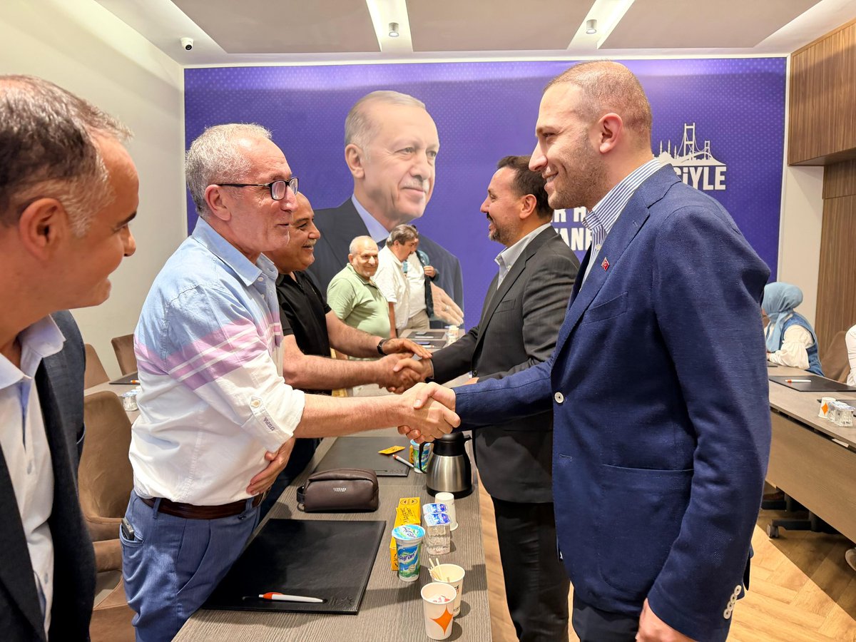 AKBeyoglu's tweet photo. Ortak Akıl Buluşmaları programımız kapsamında, geçmişten bugüne teşkilatımıza emek veren 5. ve 6. Dönem Yönetimimizle bir araya geldik.

Önceki dönem İlçe Başkanı, İl Yönetim Kurulu Üyemiz @AvHarunMus’un da katılımıyla gerçekleştirdiğimiz buluşmada; tecrübeleri, hatıraları ve geleceğe dair değerlendirmeleri dinleme fırsatı bulduk.

AK davamıza gönül vermiş yol arkadaşlarımızla birlik ve beraberlik içerisinde yürümeye, ortak akılla Beyoğlu’muz için çalışmaya devam edeceğiz.

#AKPartiBeyoglu 
#AKPartiİstanbul