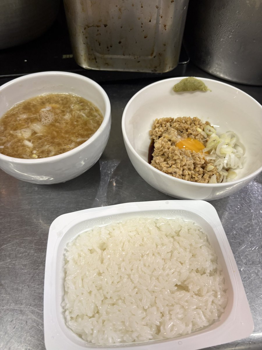 ganko_yotsuya's tweet photo. おはようございます☀
予定通り、味噌つけ麺は1400円
純正は1200円！
俺たちは試食する前になんかしら腹に入れます！腹ペコ状態だとなんでも美味く感じちゃうから🍚🍜お腹を満たしてから味を摂る！師匠からの大事な教えです🙇‍♀️ https://t.co/Bb7cpHPEmh