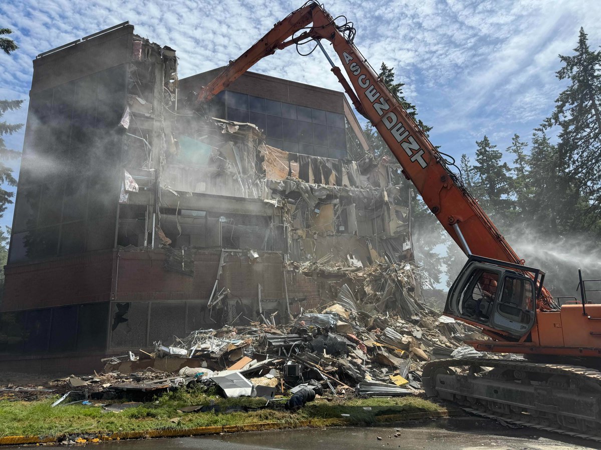 wawrecker's tweet photo. 20 year old office building coming down in Redmond WA. Making room for a new apartment complex. https://t.co/CQJFzMboGI