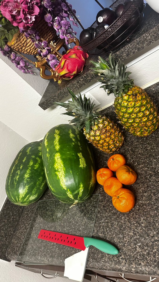 PlantBasedNe's tweet photo. Watermelons 🍉 Pineapples 🍍 Oranges 🍊 Pink Dragonfruit 💗 &amp; Pineapple juice 🥤 https://t.co/cKPZgFTs06