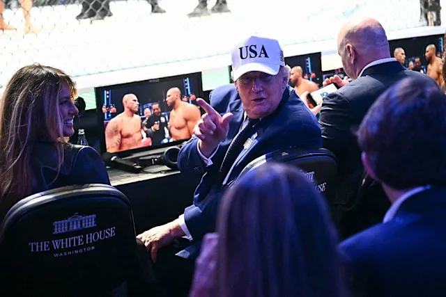 LampotLIVE's tweet photo. @BeatInstinct @MMAJOEYC Screens are ringside, Trump is viewing from ringside, Trumps a lazy bum though so he only uses his eyes to look down, which gives the impression he's asleep. Would be funny, but lets stick with reality. Trump clearly used a screen last night. Hate a guy based of facts not fiction https://t.co/E2poozBIYa