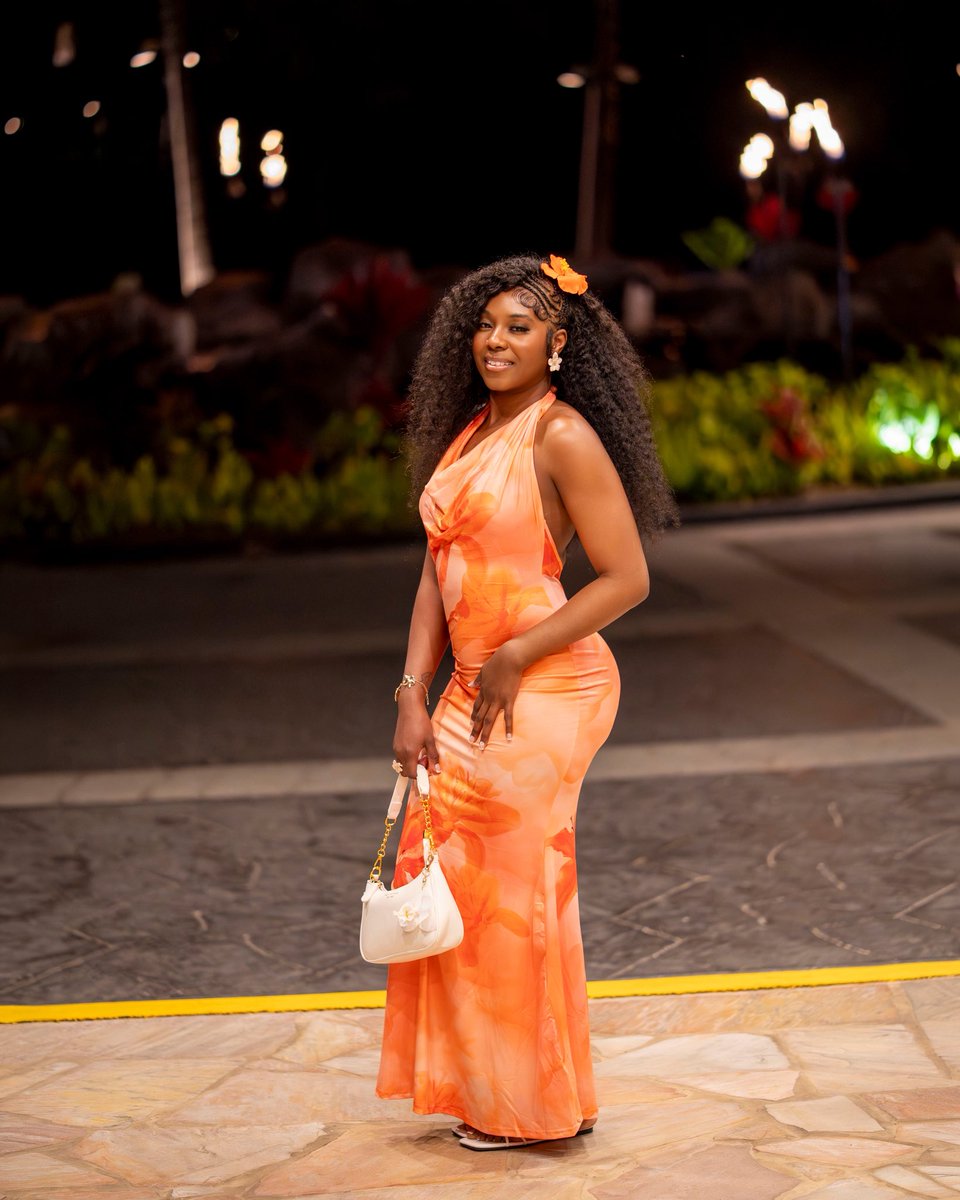 QxveenC's tweet photo. Catching Flights &amp; Feelings 🧡 https://t.co/H92hwQvju6