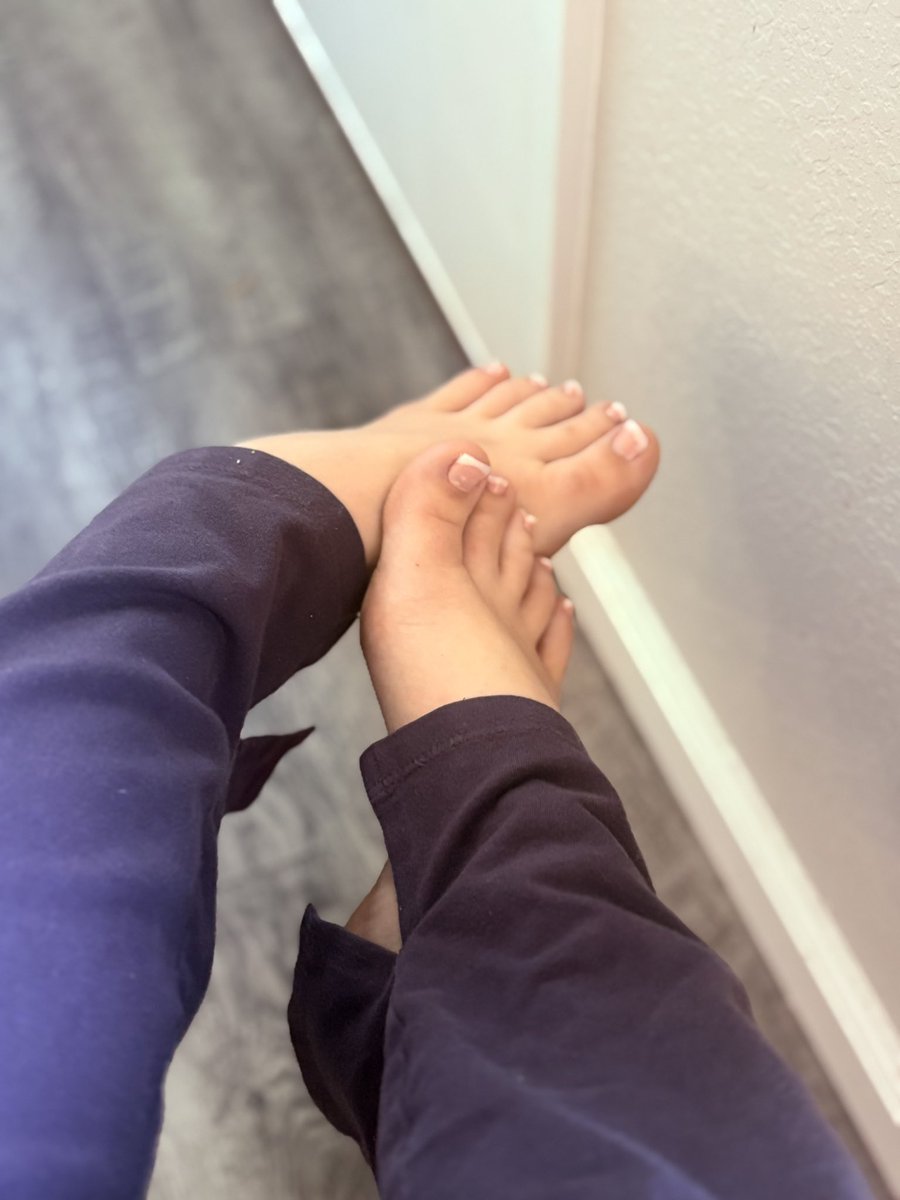 OnlyForNicole's tweet photo. One time a sub told me my toes were “the smallest little tootsies he’d ever seen” and I told my boyfriend and he was like,

“yeah that’s the first thing I noticed about your feet” 🤡 

Ummm who was going to tell me?? https://t.co/1VuPjLPvn9