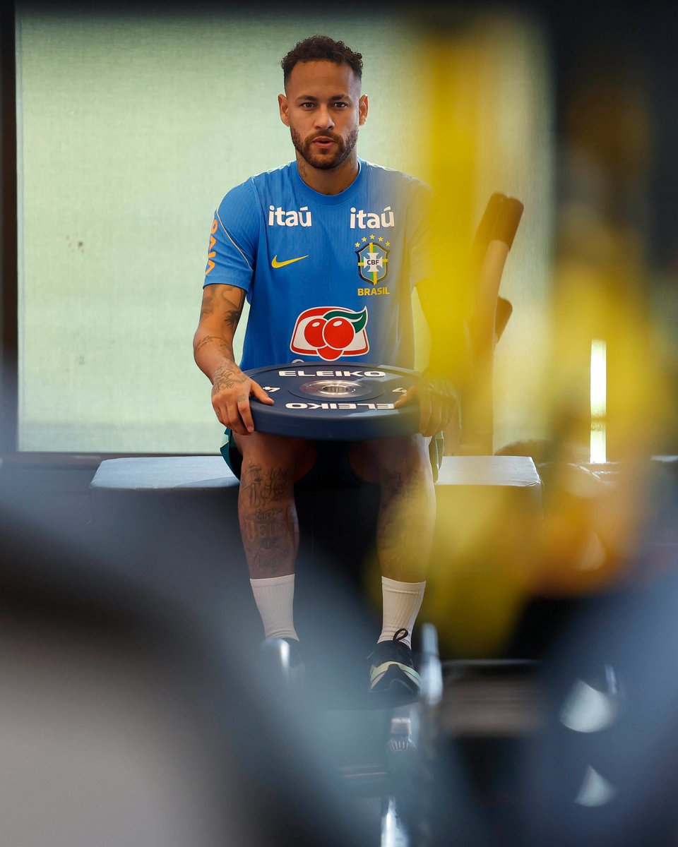 liberta___depre's tweet photo. A CBF não pretende falar oficialmente sobre o resultado do exame de imagem realizado hoje por Neymar.

No treino desta segunda-feira (15) da seleção brasileira, o jogador não treinou com o grupo e passou por mais uma sessão de fisioterapia. O camisa 10 está praticamente fora da partida contra o Haiti, na sexta-feira. Não há uma previsão segura para a estreia do craque.

Atacante está desde o dia 17 de maio sem jogar, que foi quando ele se machucou pelo Santos contra o Coritiba.

Via: @UOLEsporte / @PVC / @pedrolopesg / @danilolavieri 

📷Rafael Ribeiro/CBF