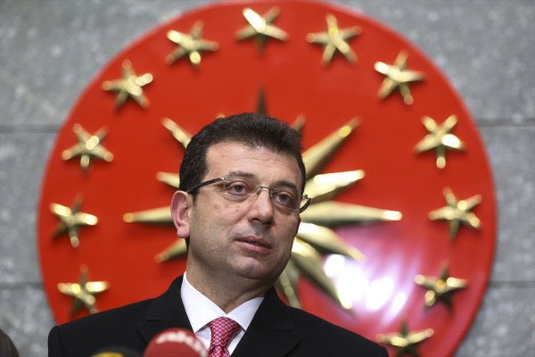TKRgazete's tweet photo. Ekrem İmamoğlu: Bu ülkenin Cumhurbaşkanı milletten ümidini kesmiştir, siyaset yapmayı bırakmıştır

“Hem benim tutukluluğum hem de CHP üzerinden yürüyen siyaseti esir alma girişimi, aynı siyasi mühendisliğin farklı yansımalarıdır.

Ben ve arkadaşlarım neden tutuklandık? CHP neden ve nasıl yalan ifadelerle kurgulanan davalarla, kayyımla ve polis zoruyla genel merkezine girilerek esir alındı?

Sebebi şudur: Bu ülkenin Cumhurbaşkanı milletten ümidini kesmiştir, siyaset yapmayı bırakmıştır. Milletin hakkına girerek, insanları esir alarak, konuşanı susturarak, güçleneni bastırarak ama hep korkarak yol almak, ona artık geri dönüşü olmayan bir siyasi çöküşü yaşatmıştır.

Böylesine büyük bir siyasi erozyon içerisinde iktidardan gitmeden önce Cumhuriyete, demokrasiye, millete, siyasete, bürokrasiye, iş dünyasına, sanat ve spor camialarına karşı büyük bir yıkım operasyonu başlattılar.

Bu yıkım operasyonunun üç ayağı vardır: Yargı-medya-siyaset

Yargının içinde hiçbir kural ve kaide taşımayan, hukuka ve nizama bakmadan siyasetin emirlerini harfiyen yerine getiren adalet düşmanı bir yapı var.

Medya içerisinde hukuku ve devlet nizamını hiçe sayarak operasyonel habercilik kampanyası yürüten bir yapı var.

Siyaset içerisinde benim tutukluluğum ve CHP’ye yaşatılanlar üzerinden bütün ülkeyi esir almaya çalışan, rejim değişikliğine heveslenen ve ‘Erdoğan sonrası’ için şimdiden birbiriyle köşe kapmaca oyunlarına başlayan sefil bir yapı var.

Karşılarında ise milletiyle bağını her geçen gün daha fazla sağlamlaştıran bir siyaset, Türkiye için hayal kuran, hedefleri olan ve güçlü bir hareket var. Milletin umutları ve yarınları var. Türkiye’nin bir gün barış ve huzur içerisinde bir ülke olma imkanını sahiplenenler var.

Öyle bir süreç yürütülüyor ki milletin yaşayacağı tehlikeyi her gün canlı canlı gözlerimizle görüyoruz. HSK yeni adli yargı kararnamesini yayınladı işte. Yargıda binlerce savcı-hakimin, siyasetten emir alan, gruplaşmalara dahil olanların dahi yeri değişiyor. Neden? Çünkü 19 Mart’ta başlayan darbe hala sürüyor. Bu darbe bize değil, tüm Türkiye’ye yapılıyor. Bugün benim diplomamı alan yarın sizlerin bankadaki parasına, tapusuna, malına mülküne çöker demiştim. Aynı dediğim gibi oluyor. Şimdi de diyorum ki: Bugün sahadaki piyonlarıyla CHP’ye zorla çökenler, yarın bu ülkenin bütün partilerine, seçim kurullarına çöker ve çökecektir.

19 Mart’ta başladı bu darbe, Cumhurbaşkanı adaylığım engellenmek istendi. Fakat hazırlıklar, bu tarihten de önce başladı.

Hakkımda siyasi yasak istenen Ahmak Davası’nın yargıcı görevden alındı ve hakkımda mahkumiyet kararı verildi. Karar istinaftayken bütün yargıçlar değiştirildi ve böylece itirazım reddedildi.

Diploma ceza davasının yargıcı görevden alındı. Diploma idare davasına bakacak mahkeme ‘yeniden’ oluşturuldu ve hemen davamı reddetti. Kararı istinaf ettik, bu kez istinaf dairesinin mahkeme başkanı görevden alındı ve hemen ondan sonra talebim reddedildi.

19 Mart Darbesi’nin ürünü İBB iddianamesi için İstanbul 40. Ağır Ceza Mahkemesi baştan oluşturuldu.

Son kararname ile bu kez Casusluk Davasının mahkeme başkanı dosyadan alındı.

Yine son kararnameyle Tuzla Belediye Başkanının açtığı davanın, daha önce hakkımda beraat kararı veren yargıcı da görevden alındı.

Şimdi son kararnameyle bu zatın tüm yargıyı kendi ajandasına göre tasarladığını görüyoruz. Birlikte İBB iddianamesini hazırladıkları kişinin Ankara Başsavcısı yapılmasını bu millet nasıl yorumlasın yani? Koskoca Adalet Bakanlığı’nın, herhangi bir il başkanlığı zihniyetiyle ve ekipçiliğiyle yönetilmesini yargı mensupları ve hukukçular nasıl yorumlayacak?

Ben yargı mensuplarına ve hukukçulara sesleniyorum: Böylesi vahşi bir siyasi yargı düzeni oluşturanlara sesini çıkarmayanlar, kendisini nereye, nasıl konumlandıracak? ‘Ama ses çıkaramazlar, konuşamazlar’ bahanesini kabullenmek ve devletin yargısı adına bunu kaldırmak mümkün değildir. Bakın işte, sesini çıkarmayana, hatta onlardan emir alana bile tenzili rütbe uygulanıyor. Biliyorum ki bu ülkede namuslu, liyakatli, derdi milletine ve devletine hizmet olan şerefli yargı mensupları da var. Onlar konuşmadan, uyarmadan, sesini çıkarmadan, millet de devlet de bu kara düzenden kurtulamayacak.

Bunun adı 19 Mart darbesidir. Bu darbe bir rejim değişikliği operasyonudur. Hedefi milletin iradesini elinden almaktır. Bu operasyona dur diyecek olan da millettir. Milletin sesi olacak güçlü siyasettir. Biz insanımızın iradesini korumaya devam edeceğiz.”

(İlke TV)