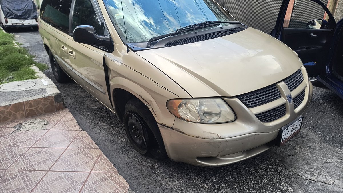 Gilberto7510's tweet photo. @OVIALCDMX  Buenas tardes, me pueden apoyar por favor, un tipo en estado de ebriedad que no es vecino, ayer abandonó afuera de mi domicilio una camioneta averiada de una llanta, dirección: calle la pinta mz.101 lt.1 colonia Buenavista Iztapalapa c.p. 09700 https://t.co/fkFNVWcigN