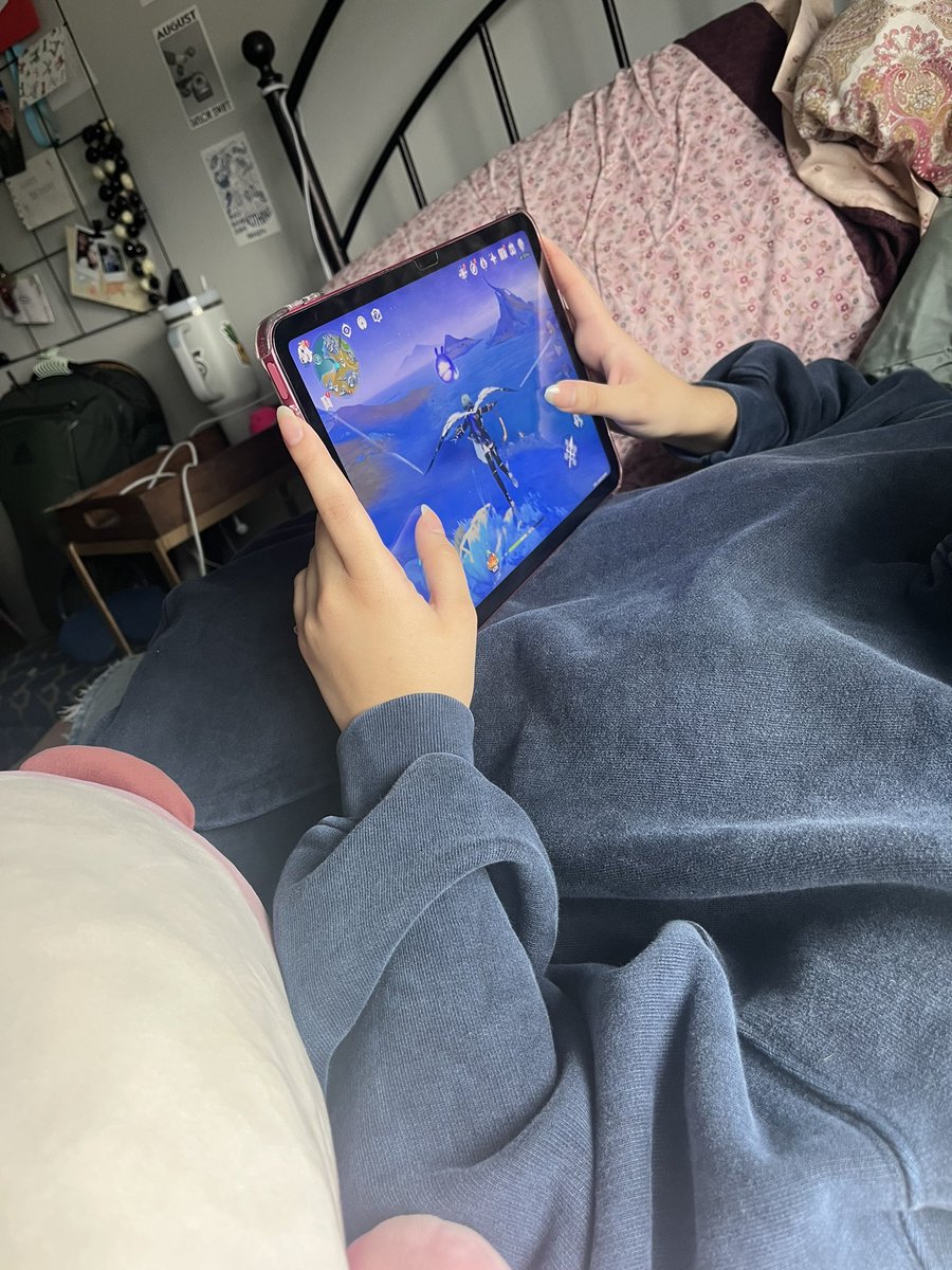 cetraeriths's tweet photo. bro flew 1760 miles to play genshin impact on my ipad https://t.co/8IxGsyuIJx