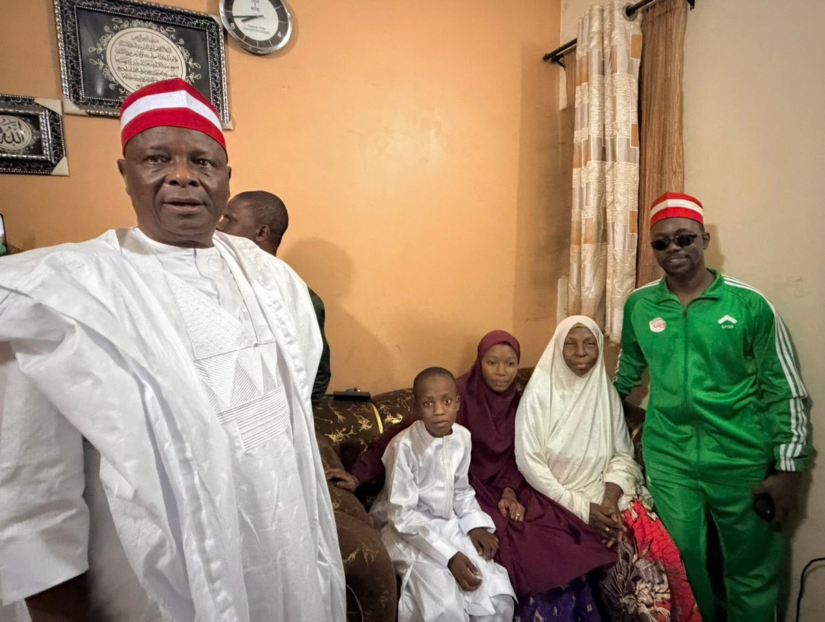 HonIsahUmar's tweet photo. Mai Girma Jagora Sanata Rabiu Musa Kwankwaso tare da dan takarar Gwamnan jihar kano a Jam’iyar NDC Comrd Aminu Abdulsalam Gwarzo da kuma dan takarar sanata kano Central Dr. Nasiru Yusuf Gawuna Sun kai Ziyarar Dubiya ga Hon Abdulhadi (Awilo) a gidan sa dake Dorayi jihar kano. https://t.co/FDWuZEc0dy