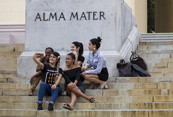 DvidTwit's tweet photo. 🇨🇺🚨Amidst the current Trump-Rubio fuel blockade vs Cuba, our government announced that it has been able to guarantee 97% of the FREE university scholarships that will be provided to students interested in studying higher education institutions.

A feat only possible in Cuba. https://t.co/HzL6xEK7Hg