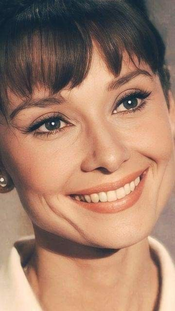 oldmovieactress's tweet photo. Pure grace and unmatched style. 💫 Audrey Hepburn showed us that true beauty comes from within. What is your favorite look of hers? 👗🥐 #AudreyHepburn #ClassicHollywood #VintageCinema #Icon https://t.co/umRk6xiilr