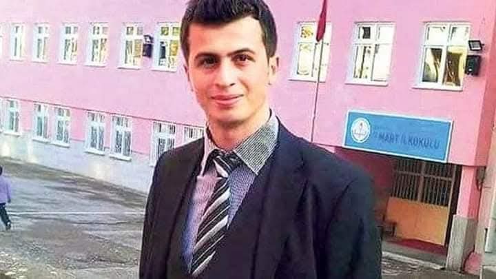 YetisgenM's tweet photo. UNUTMADIK 
"Necmettin öğretmen, Esma-ül Hüsna'yı, Allah'ın isimlerini ezbere bilen, kendini yetiştirmiş bir evladımdı." 
"İnsan aç susuz yaşar, vatansız yaşayamaz. Necmettin öğretmenin, oğlumun da kaderi şehadet şerbeti içmekmiş. İnşallah bize de nasip olur."  (Baba Hamit Yılmaz) https://t.co/xgMrTLqbYF