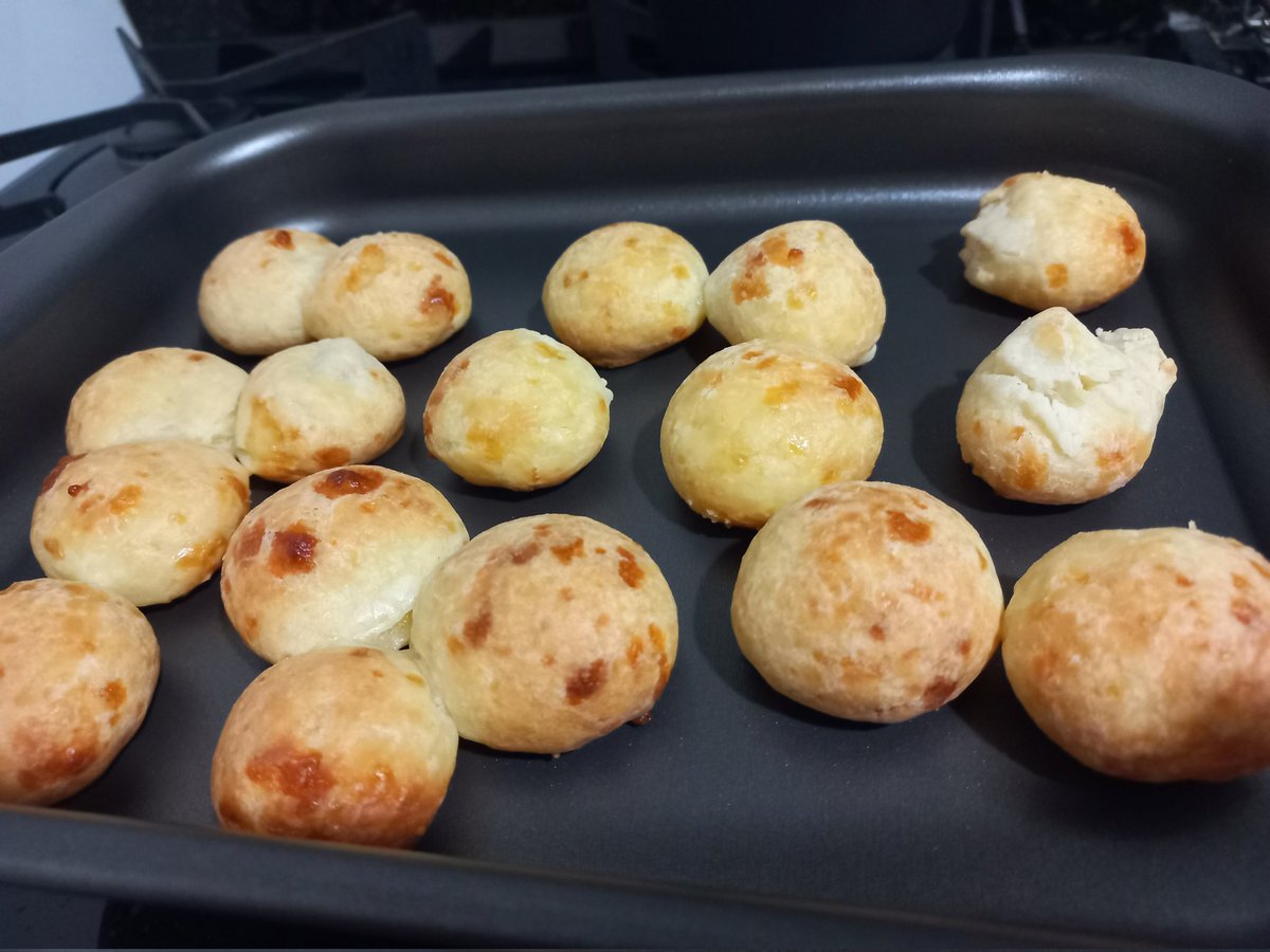 gamaral1's tweet photo. Uma vez disseram aqui que mineira tem que fazer seu próprio pão de queijo. Pois 🫴 https://t.co/pRtY38UoAe