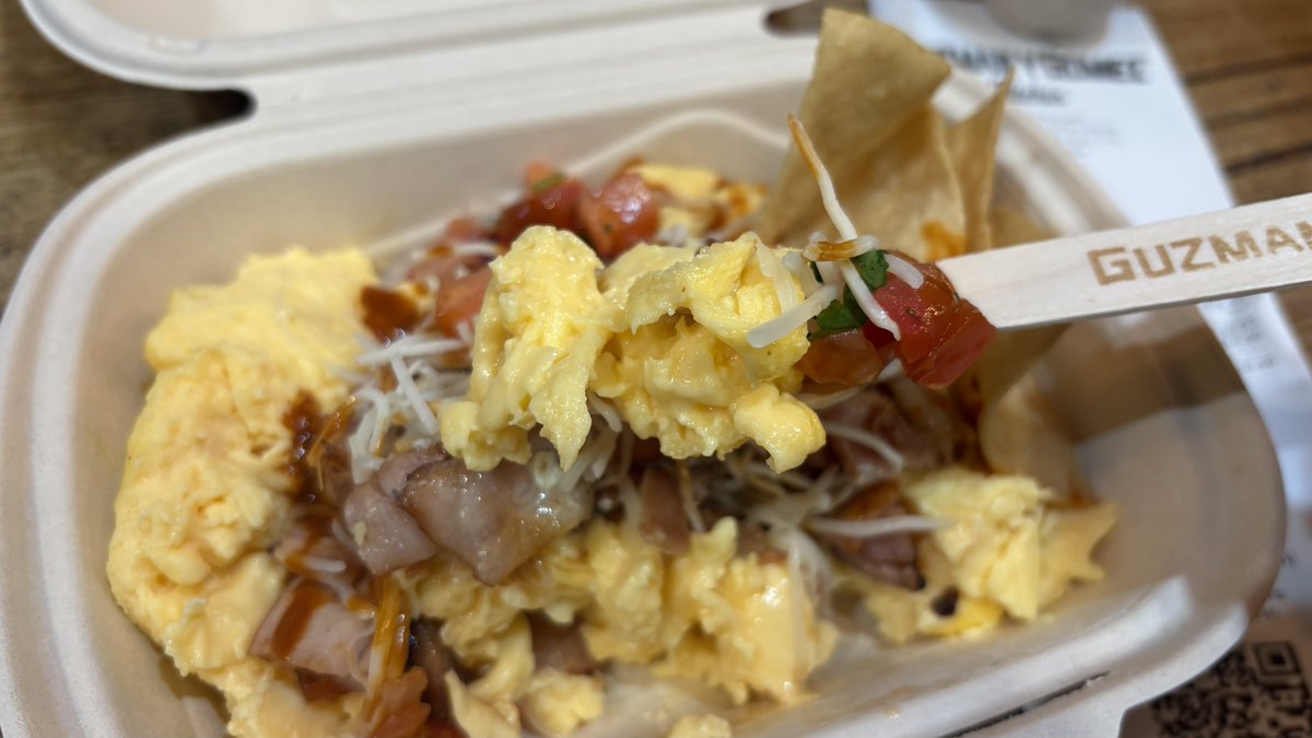fatechan0's tweet photo. BF Bowl Sp Bacon(spicy)10AUD(1,161円)Guzman y Gomez @シドニーWorld Squareオーストラリアんちゅに「GYG食わずに帰るのか?」と言われたので食いに来た。ふわふわ卵にフレッシュなトマトや具材たち。ガチで美味いしかも安い。地元民が日常的に食べるこういうローカル飯こそ至高 #GYG #シドニー https://t.co/9YB83ggPkg