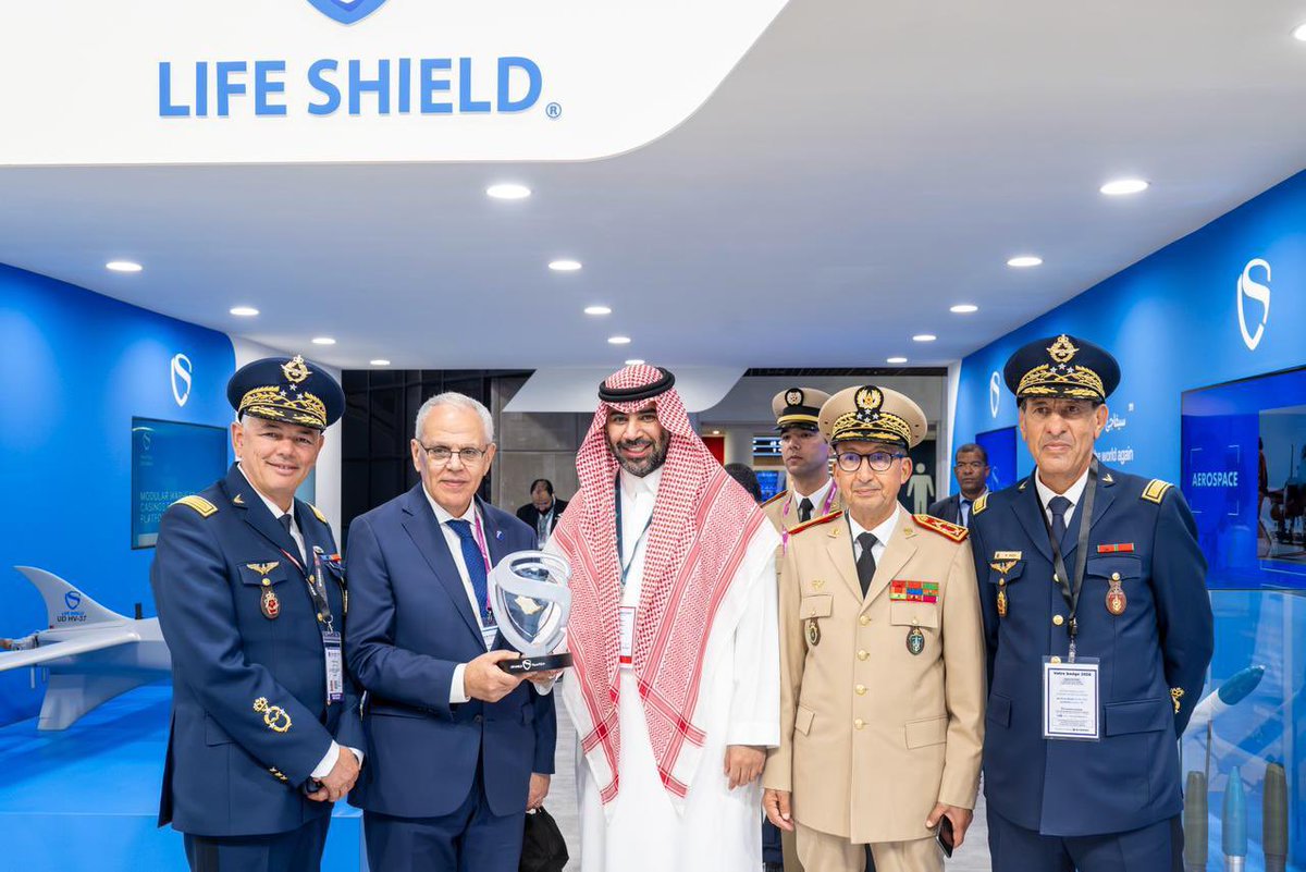 Life_shield1's tweet photo. تشرفنا بزيارة عبد اللطيف لوديي، الوزير المنتدب لدى رئيس الحكومة المكلف بإدارة الدفاع الوطني بالمملكة المغربية، لجناحنا في #يوروساتوري_2026 ، وكان في استقباله سعادة رئيس مجلس الإدارة، الأستاذ هشام بن منصور الجمعان، والذي قدّم له درعًا تذكارية بهذه المناسبة.
#LifeShield
#Eurosatory2026