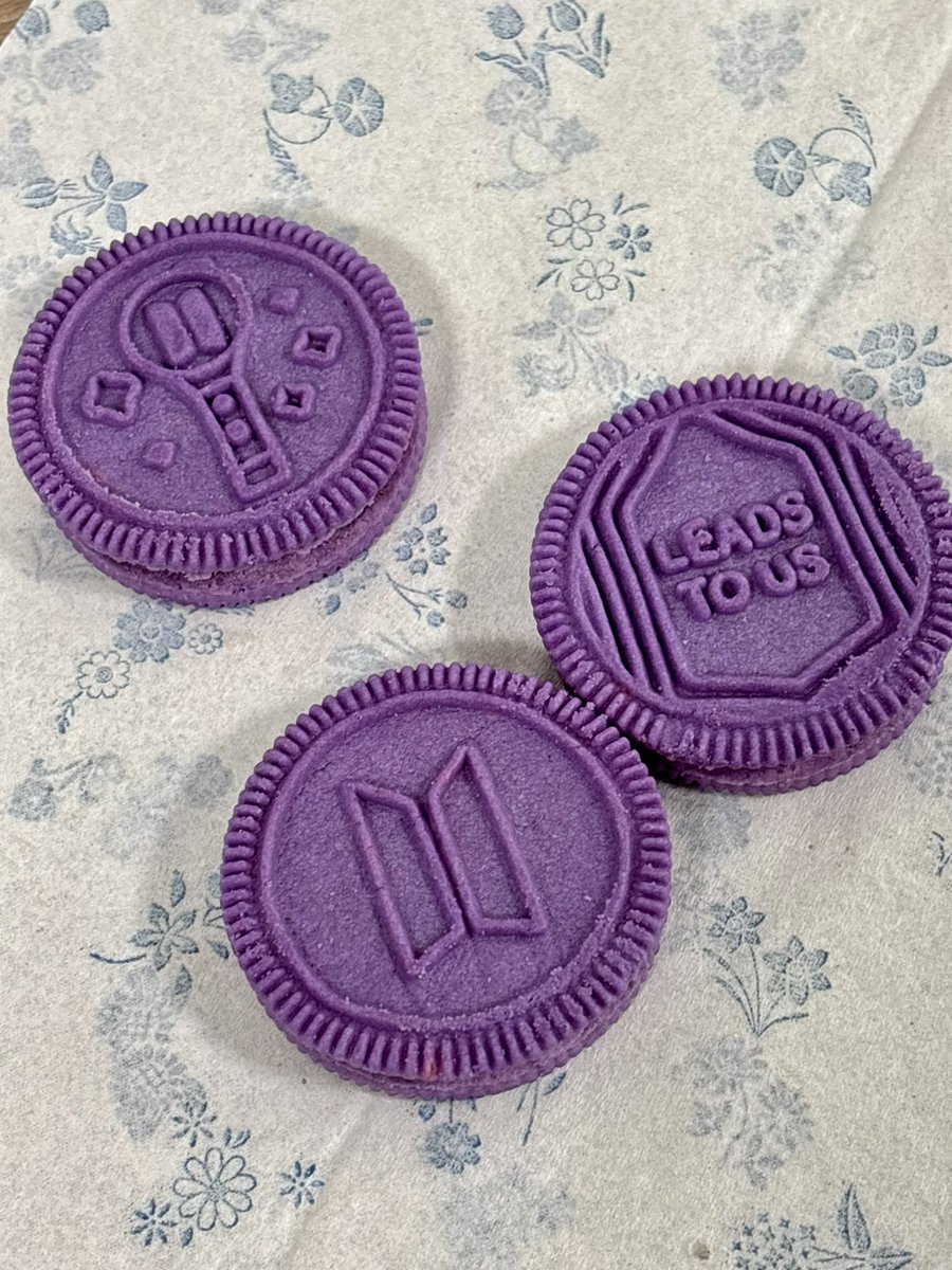 お菓子いただいた〜😆 紫のはBTSのオレオだそうです。 これホットク味