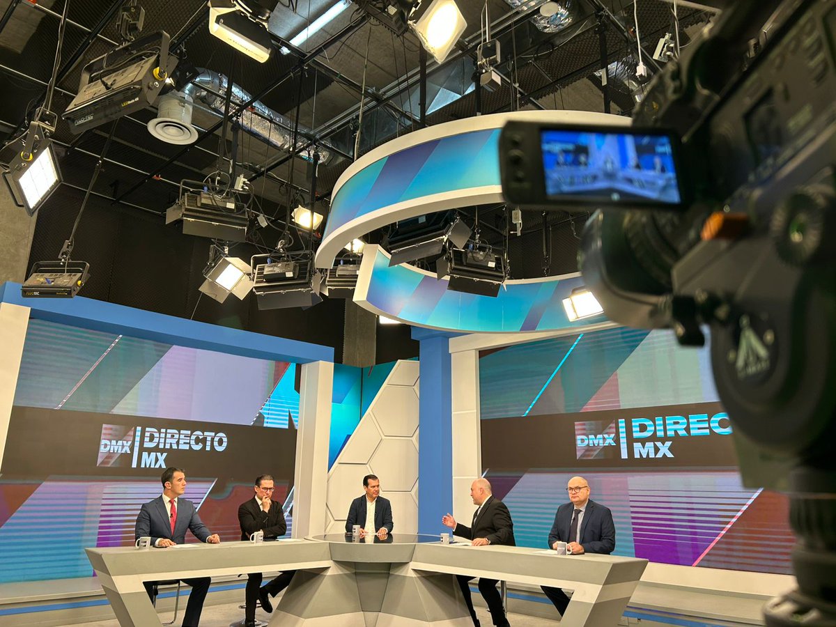 quierotv_gdl's tweet photo. 📺📲 EN VIVO | Hoy en #DirectoMX de @quierotv_gdl tuvimos como invitado a Diego Monraz (@MonrazDiego), secretario de Transporte, para hablar sobre la reciente inauguración de la Línea 5 'Mi Macro Aeropuerto', el nuevo patio de abordaje para taxis de plataforma en el Aeropuerto de Guadalajara y los operativos de movilidad en el contexto de la justa mundialista.

Además, analizamos las actividades, celebraciones y la afluencia de visitantes con motivo del torneo de futbol, así como los cambios en cuatro dependencias del Gobierno de Jalisco.

Míranos en:
➡️ https://t.co/4Y8AbaeKsH
➡️ https://t.co/AuaeeG1mHa
➡️ https://t.co/oeYWZSGXWn