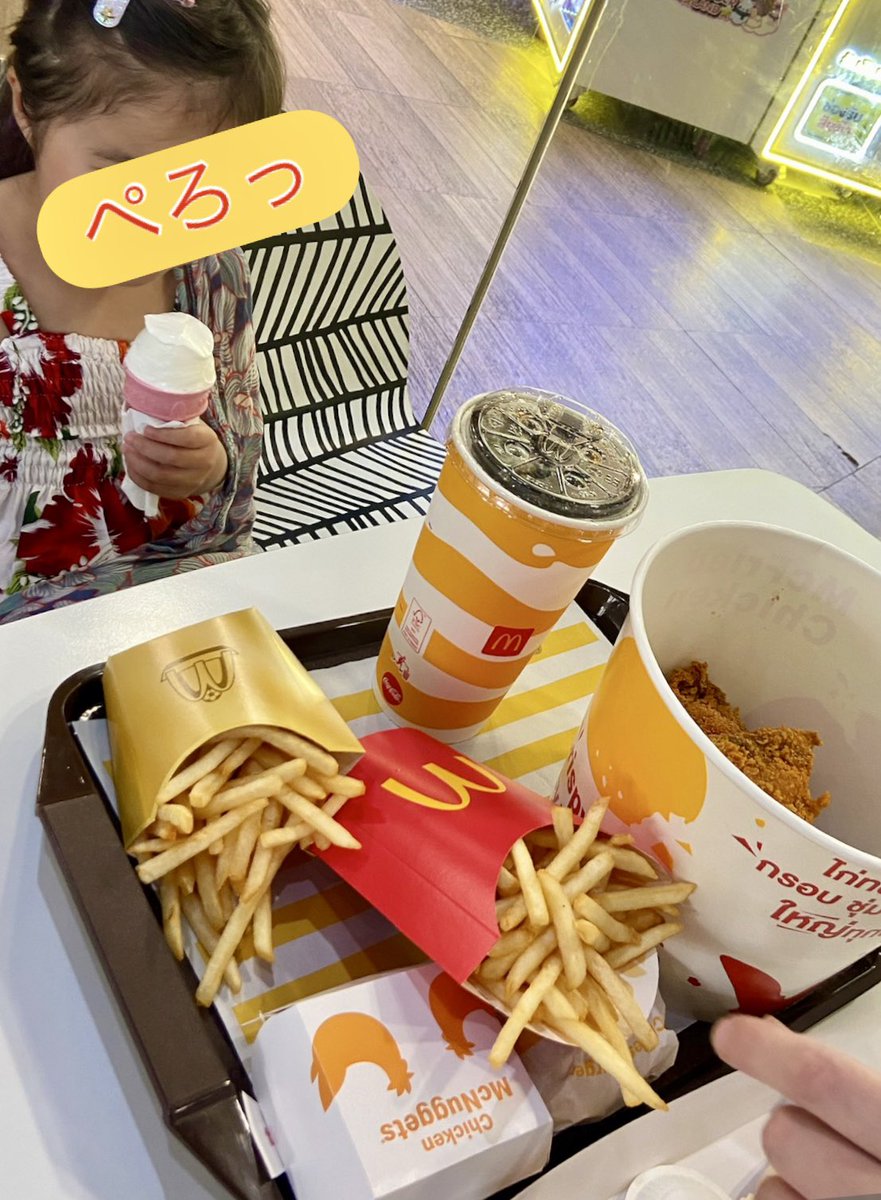 it33782899's tweet photo. パタヤに着いてランチ！胃袋でワールドカップを満喫⚽️
ワールドマックのボリュームが凄い🍔🍔 https://t.co/u7Okgk0u5v
