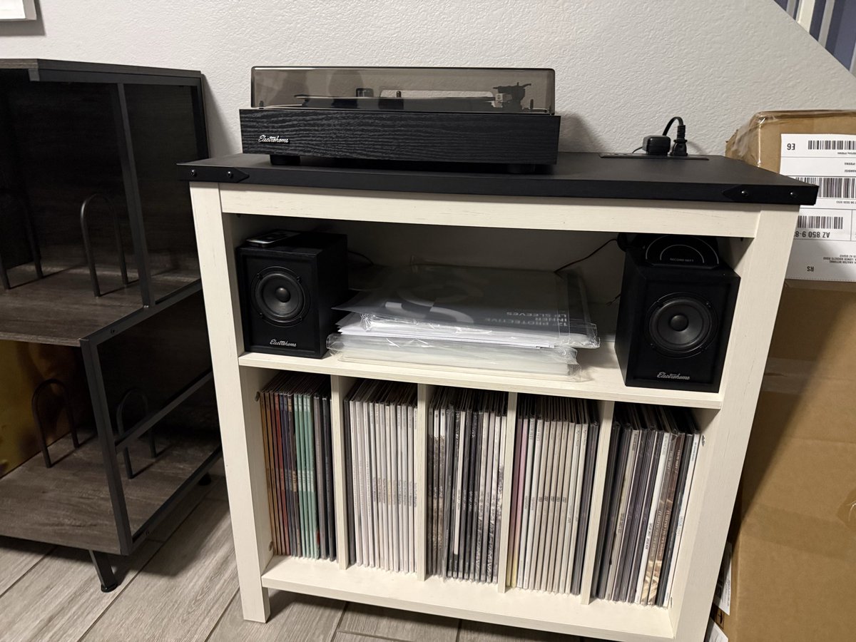 GhostsAndGold's tweet photo. @MattLovesVinyl @FiveStarDeviant @gigyjoes @gietzschean 100%. Why people can’t just admit it and move on is beyond me. Some ppl wanna fight to fight even when they know they’re wrong.

Btw I see your into vinyl, so are we! https://t.co/mAvz2dZ2sZ