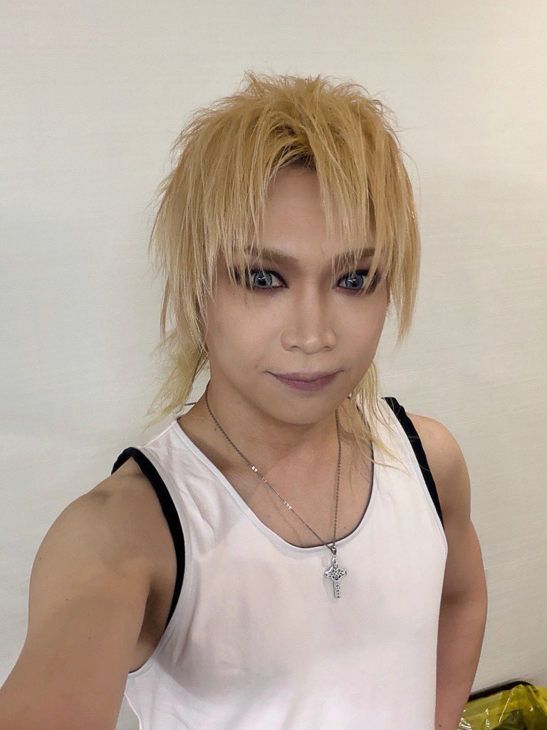 Go5roro66's tweet photo. タンクトップが衣装になるのは
珍しい気がする...気のせい🤔？

昨日の鬼龍院さんは写真で見るより
断然腕がごっつくて逞しかったの💪
それなのに身体の線は細いし
努力してるんだなぁーと✨✨

何をしていても昨日の残像が蘇って
アワアワしてしまうよ😇

#鬼龍院翔
#42歳おたおめツアー https://t.co/ja02SBYrJP